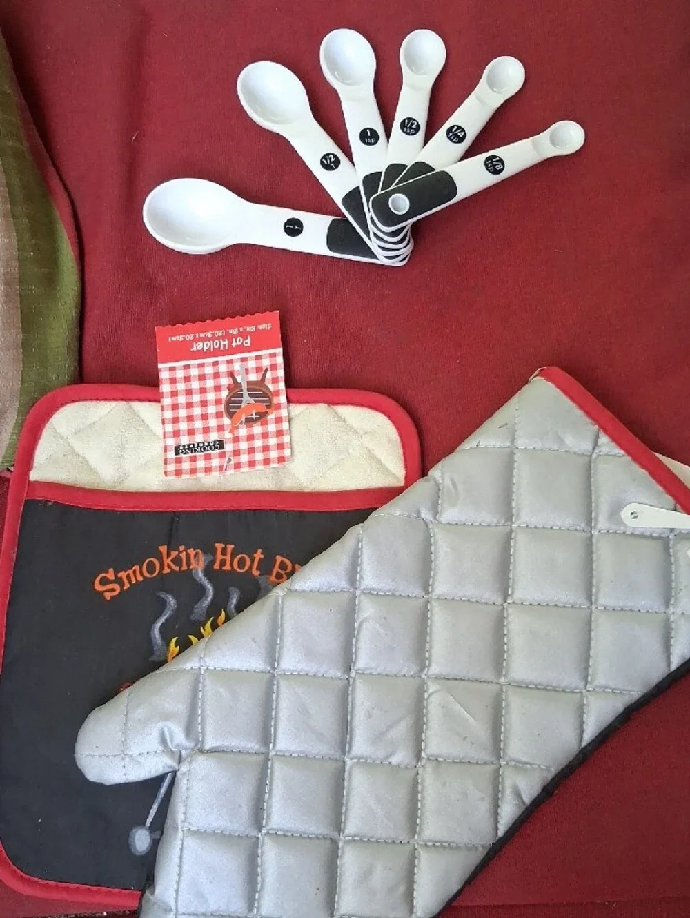 Oxo Smokin Hot BBQ Oven Mitt, Pot Holder & White Measuring Spoons Set
